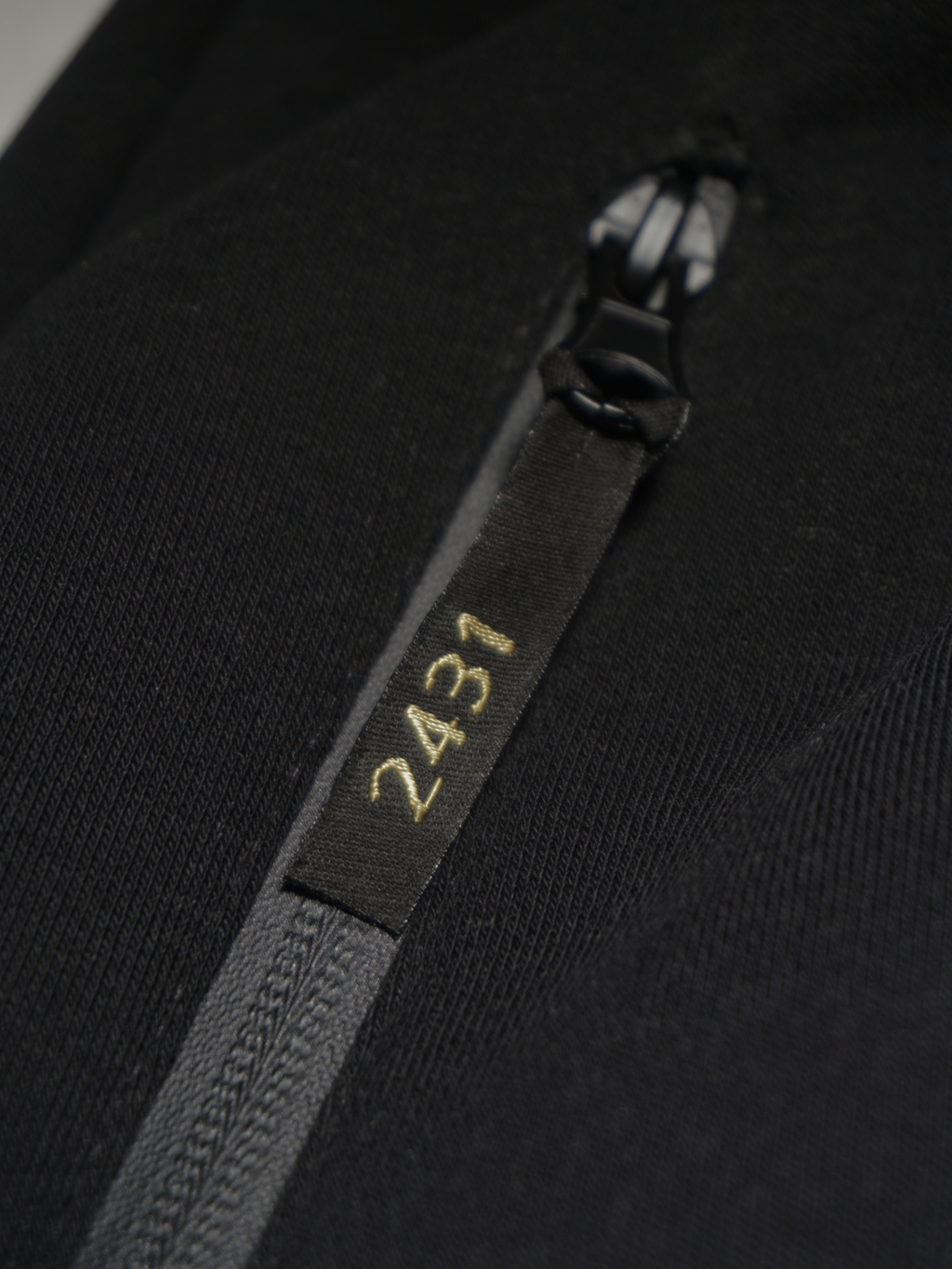 COMPLETO BLACK/GOLD