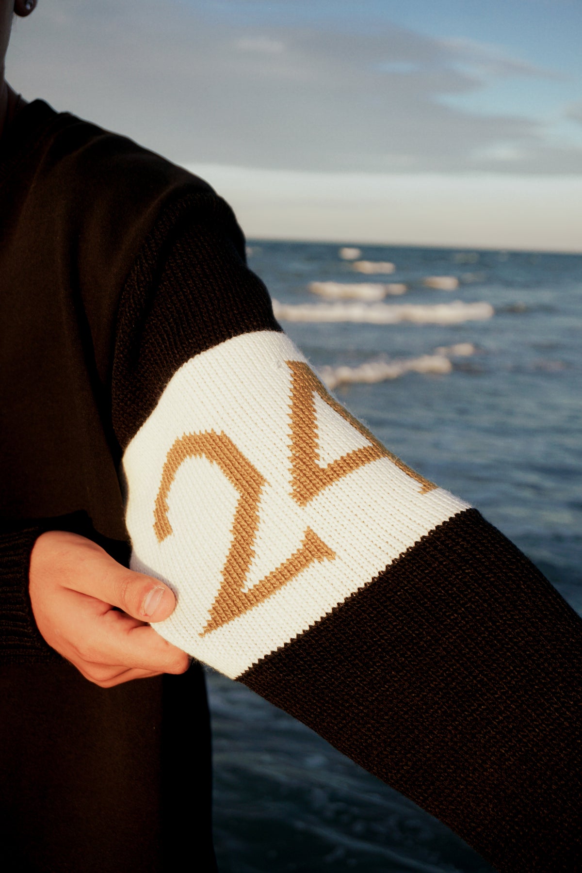 FELPA ETERNITY BLACK/WHITE/GOLD