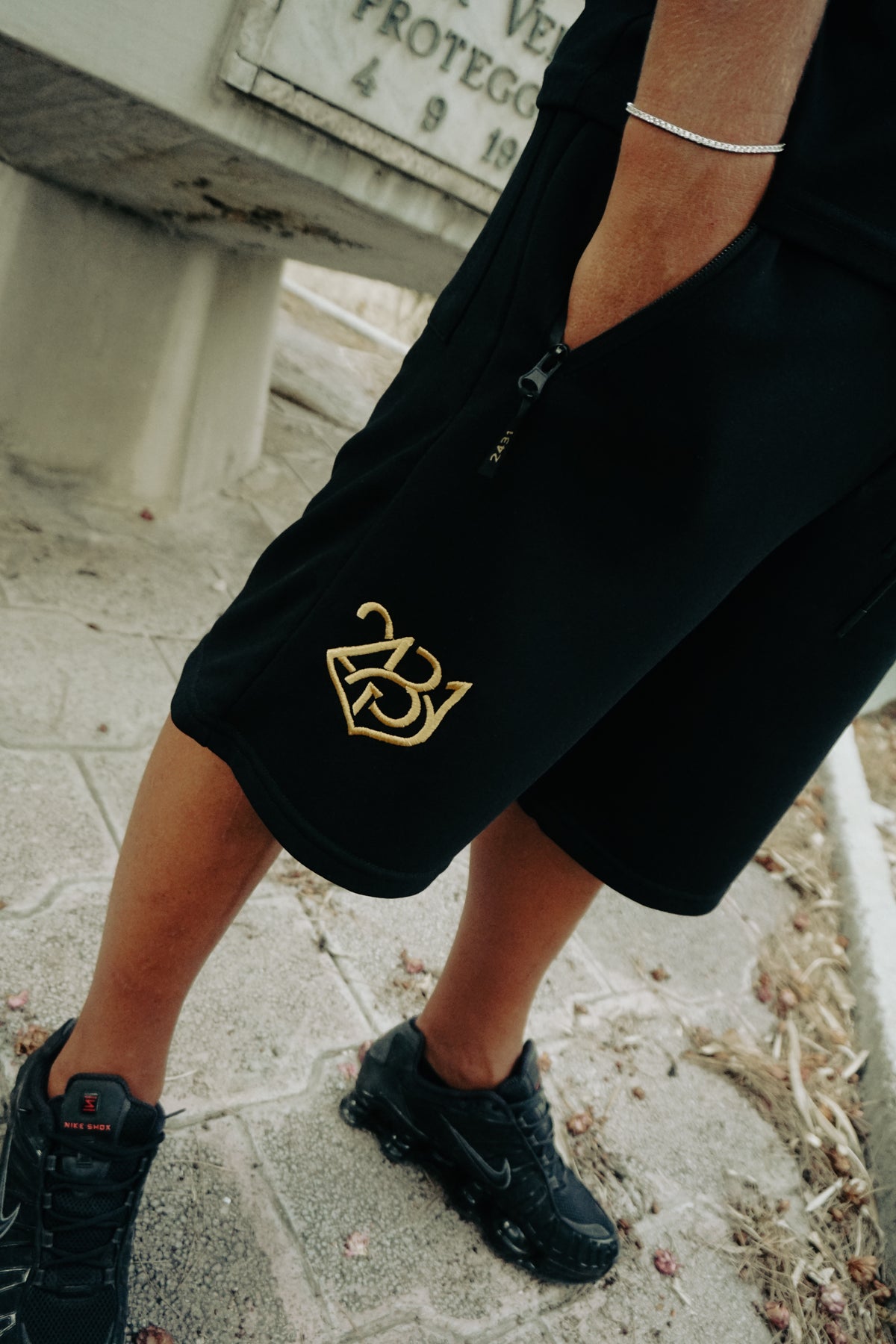 COMPLETO ESSENTIAL BLACK/GOLD